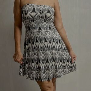 GUESS Black Grey White Abstract Pattern Strapless Lightweight Lined Size Medium